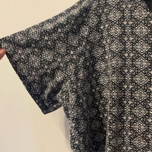 Catherines Women's Plus Size 26 Geometric V-Neck Short Sleeve Top - Picture 3 of 6